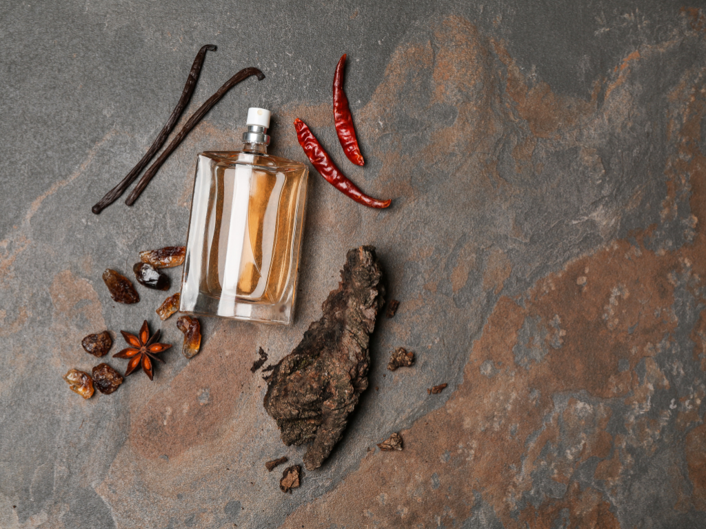 Ciepłe i zmysłowe: hipnotyzująca symfonia aromatów korzennych i przypraw w perfumach